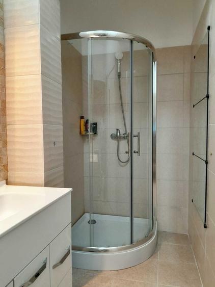 Apartament cu 3 camere decomandat în Roșu