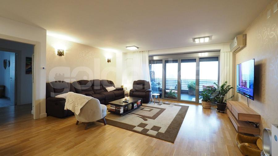 Apartament cu 4 camere semidecomandat, mobilat în Băneasa