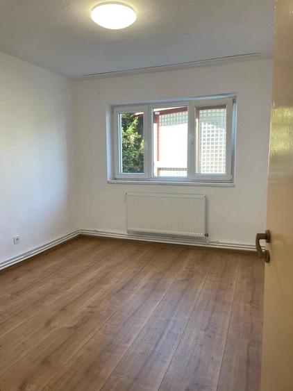 Apartament cu 3 camere semidecomandat în Exterior Vest