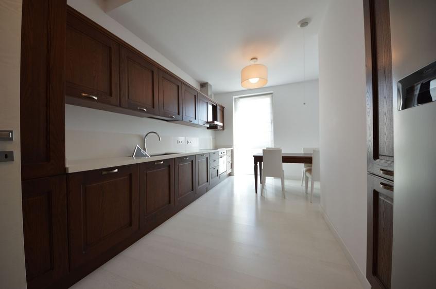 Apartament cu 4 camere decomandat, mobilat în Capitale