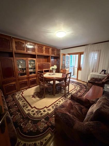 Apartament cu 3 camere decomandat, mobilat în Est — fotografia 1