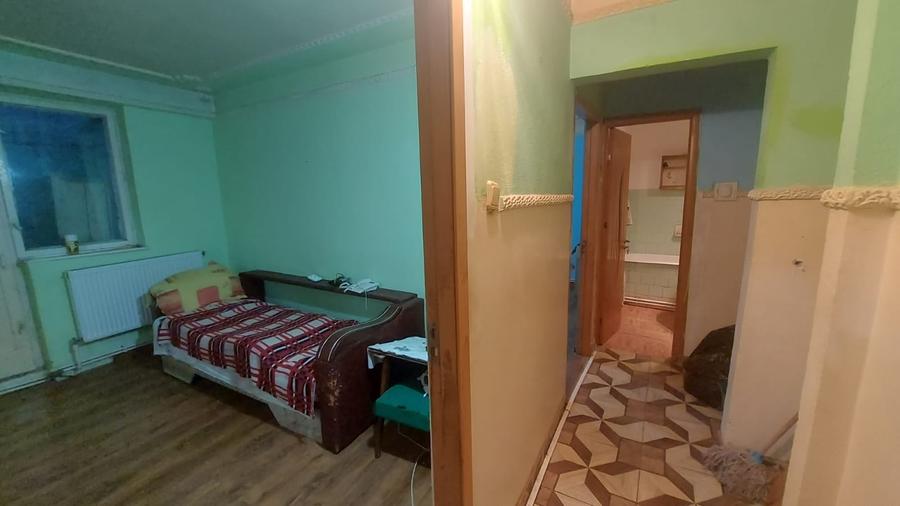 Apartament cu 3 camere semidecomandat în Micro 38