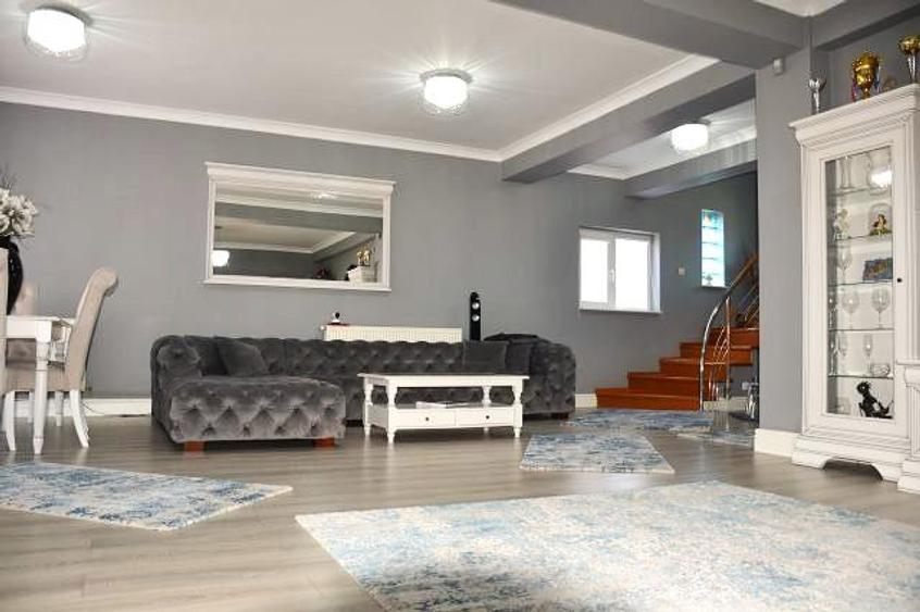 Casă cu 8 camere cu Teren 230 Mp în Exterior Nord