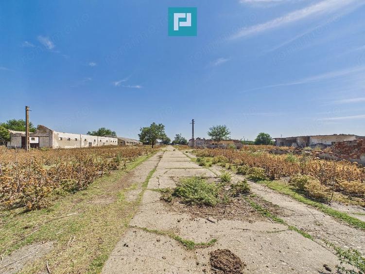 Teren de 146866 mp, în Periferie