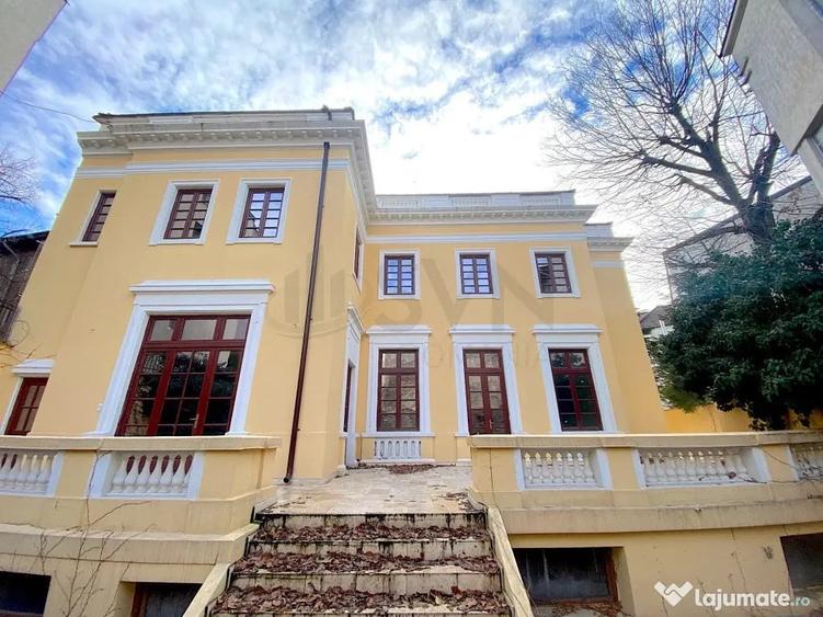 Casă cu 7 camere cu Canalizare în Romană