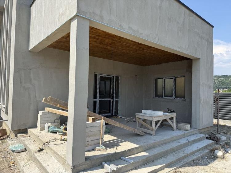 Casă cu 4 camere în Ștefănești