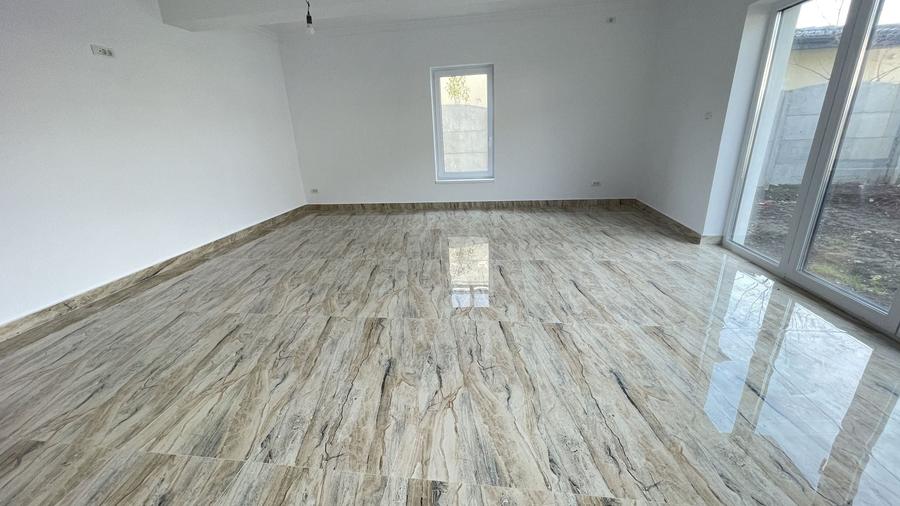 Casă individuală cu 5 camere cu Canalizare în Dumbrăvița
