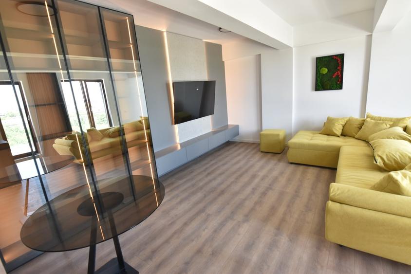 Penthouse cu 3 camere decomandat în Prelungirea Ghencea