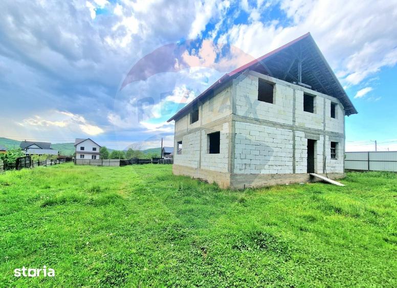 Casă cu 6 camere cu Teren 1476 Mp în Strugari