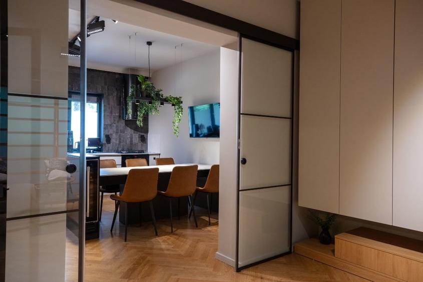 Apartament cu 4 camere decomandat, mobilat în Sărari
