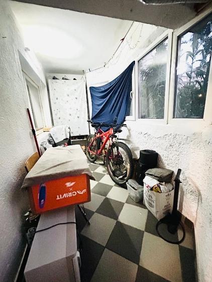 Apartament cu 3 camere semidecomandat în Colentina
