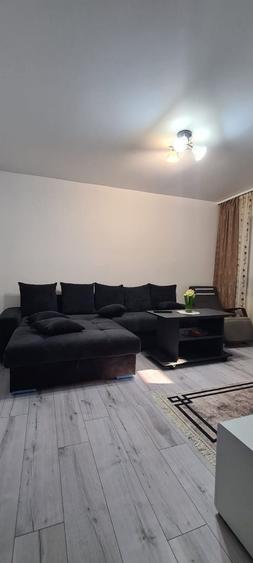 Apartament cu 3 camere decomandat, mobilat în Piața Centrală