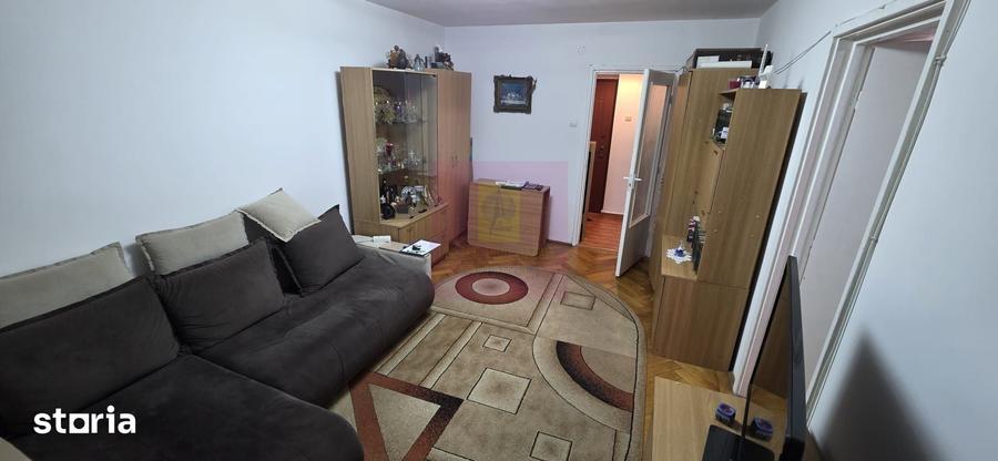 Apartament cu 3 camere decomandat în Piața Centrală