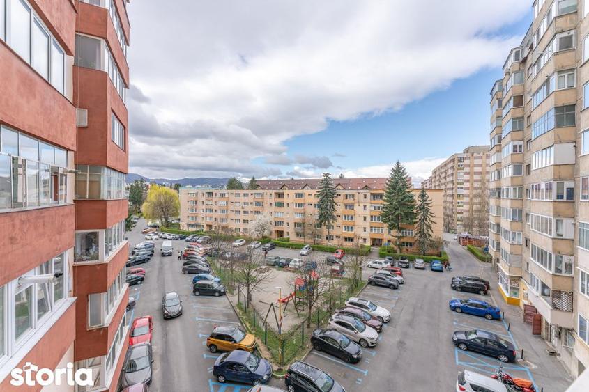 Apartament cu 5 camere decomandat, mobilat în Hărmanului