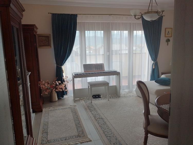 Apartament cu 3 camere decomandat, mobilat în Cristian