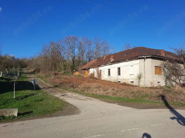 Casă cu 10 camere cu Teren 12000 Mp în Zgribești