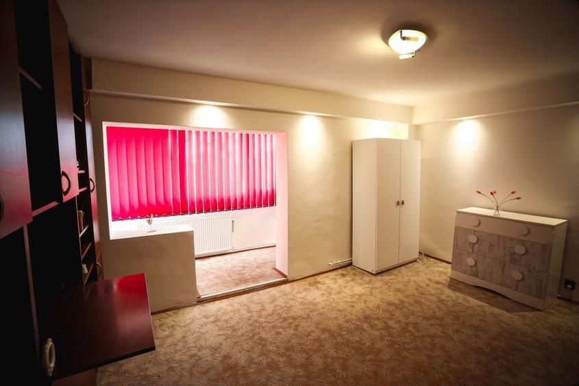 Apartament cu 2 camere decomandat în Mircea cel Bătrân
