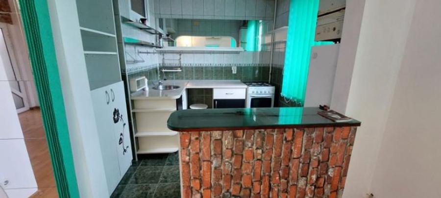 Apartament cu 3 camere semidecomandat în Tineretului