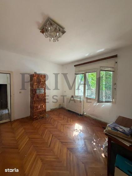 Casă cu 8 camere cu Teren 908 Mp în Steaua