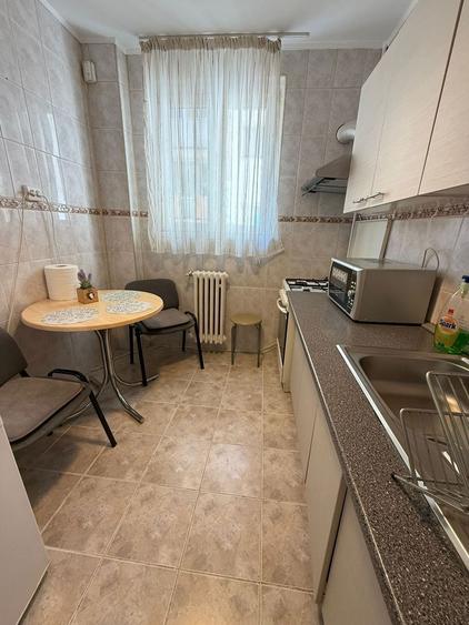 Apartament cu 3 camere semidecomandat, mobilat în Iancului