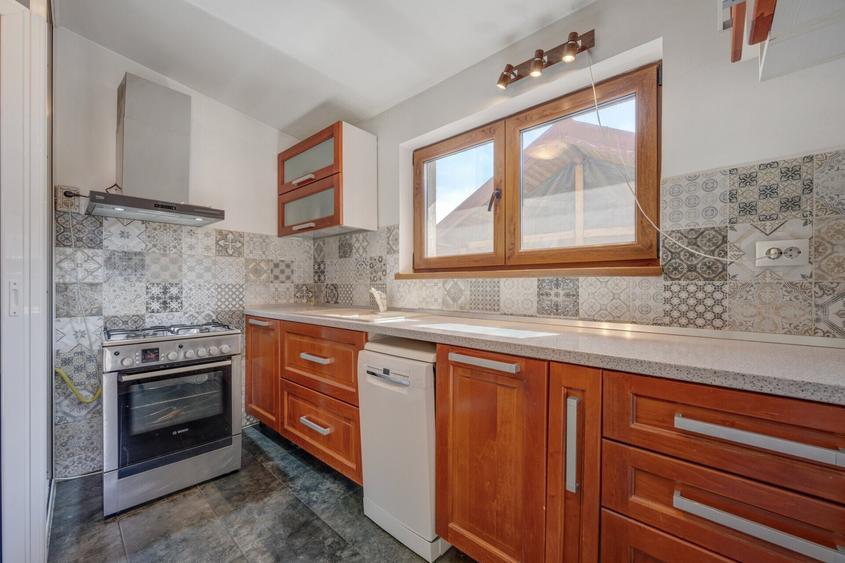 Casă individuală cu 8 camere cu Teren 515 Mp în Tunari