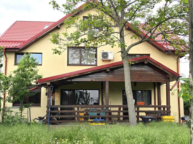 Casă cu 4 camere în Olteni