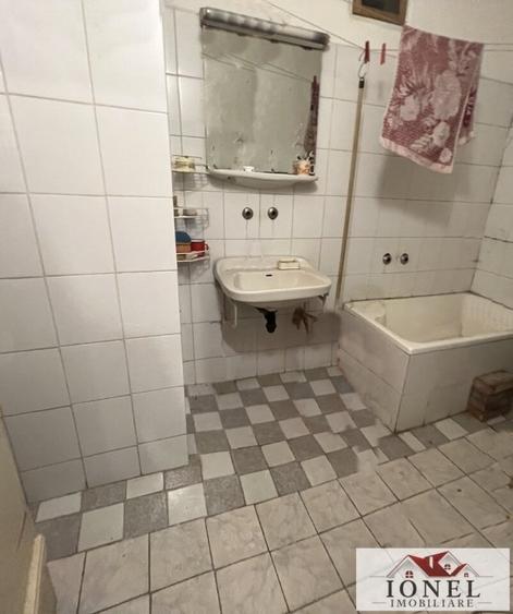 Casă individuală cu 8 camere cu Canalizare în Abrud