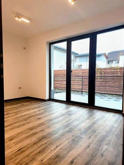 Apartament cu 3 camere decomandat în Titan