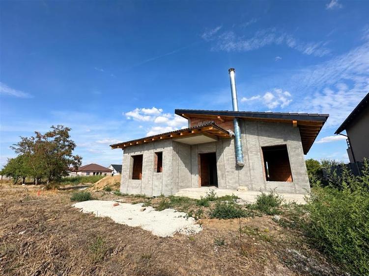 Casă cu 4 camere cu Teren 665 Mp în Cihei