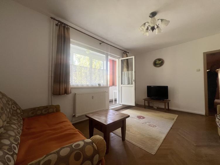 Apartament cu 3 camere semidecomandat, mobilat în Cetății