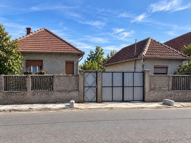 Casă individuală cu 3 camere cu Canalizare în Ineu