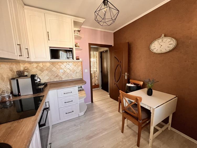 Apartament cu 3 camere semidecomandat, mobilat în Dâmbovița
