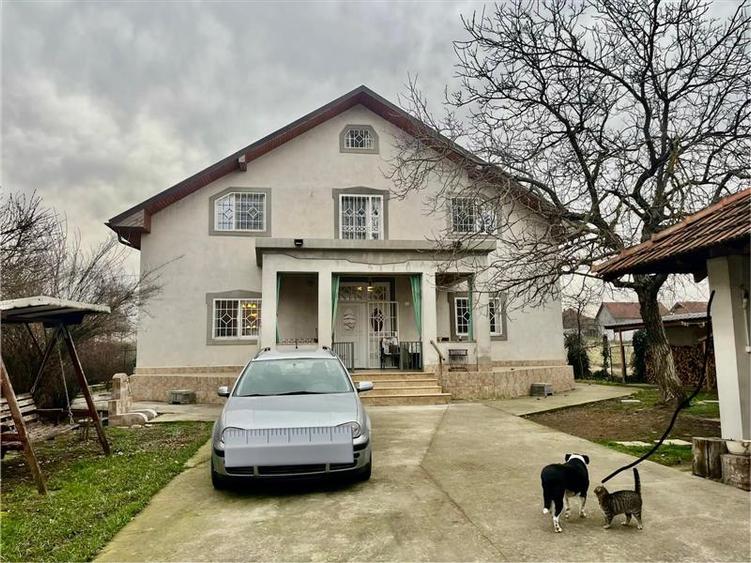 Casă individuală cu 7 camere cu Canalizare în Dumbrava