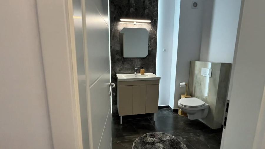 Apartament cu 2 camere semidecomandat, mobilat în Florești
