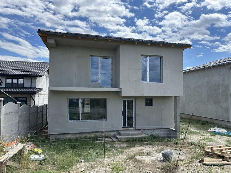 Casă cu 4 camere cu Teren 160 Mp în Central