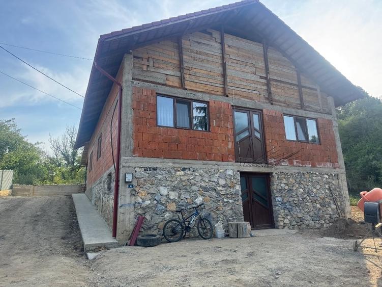 Vând casă mobilată  în zona turistică - 10