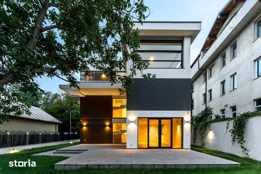 Casă cu 6 camere cu Teren 432 Mp în Băneasa