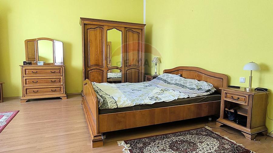 Apartament cu 3 camere semidecomandat în Central