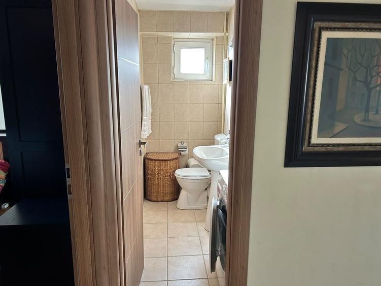Apartament cu 3 camere semidecomandat în Obor