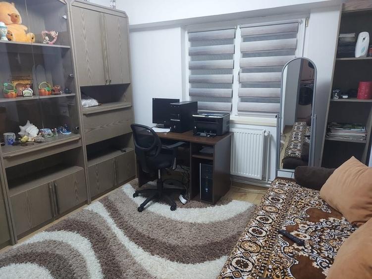 Apartament cu 4 camere decomandat în Central