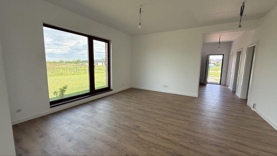 Casă cu 4 camere în Ostratu