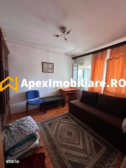 Apartament cu 4 camere decomandat în Tei