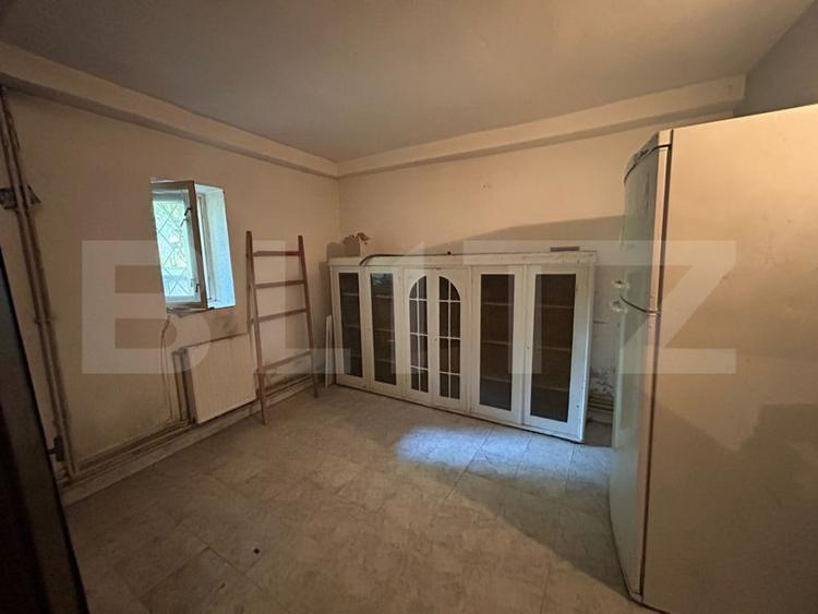 Casă individuală cu 10 camere cu Canalizare în Central