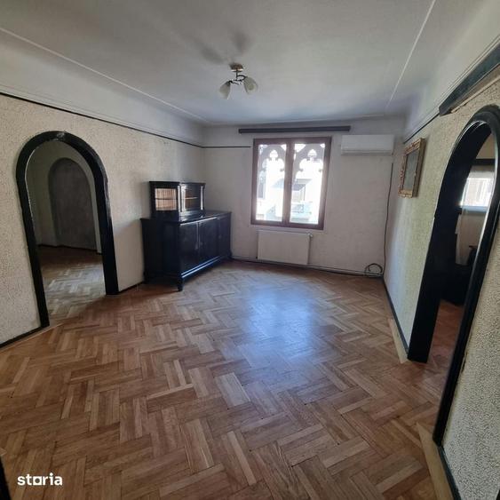 Apartament cu 3 camere semidecomandat în Cotroceni