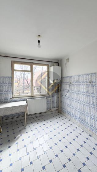 Apartament cu 3 camere semidecomandat în Obor