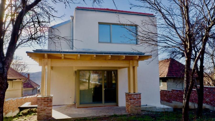 Casă individuală cu 4 camere cu Canalizare în Dâmbul Rotund