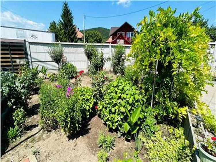 Casă individuală cu 5 camere cu Canalizare în Nord-Est