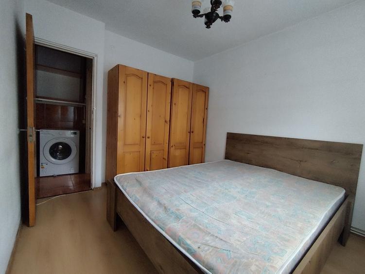 Apartament cu 3 camere semidecomandat în Tractorul