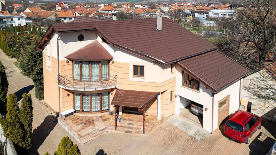 Casă individuală cu 6 camere cu Canalizare în Est