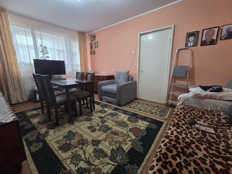 Apartament cu 3 camere semidecomandat în Micro 16